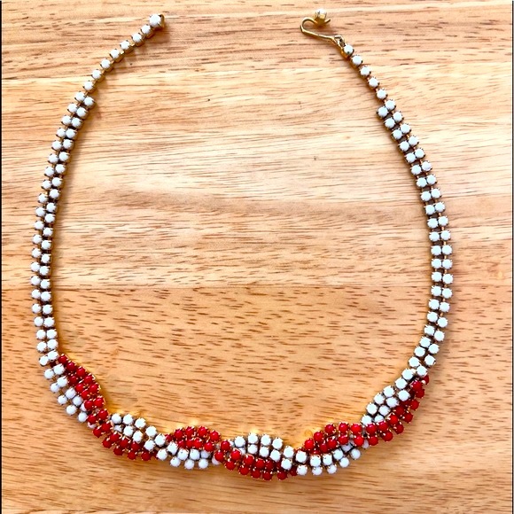 Vintage Red White Twisted Glass Beaded Necklace Gold Tone Setting - Picture 5 of 7